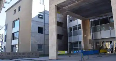 Una amiga de la madre la llevó al baño y lo que le hizo a la nena de 11 años es escalofriante