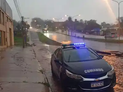 Lluvias en Oberá: el desborde de un arroyo obligó a cortar el tránsito y asisten a una familia afectada