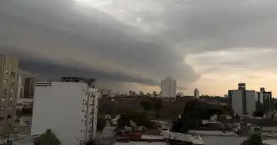 ¿Paraguas o abrigo? El pronóstico que nadie espera para este miércoles en La Plata