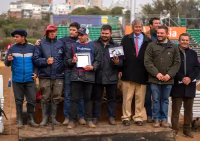 Recorrieron 1.200 km para llegar a Palermo y lo que lograron con su vaquillona sorprendió a todos