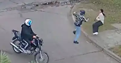 Caminaban tranquilas y un golpe en la cara con un arma les arruinó la noche: el insólito motivo
