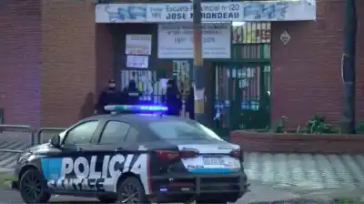 Un nene de 12 años llevó un revólver a la escuela en Rosario y lo que pasó después es escalofriante