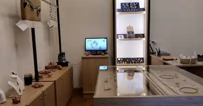 Abrió una tienda de joyas con la piedra nacional y hay un detalle que no te contaron