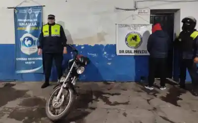 La policía lo persiguió y descubrió que manejaba una moto robada en Famaillá