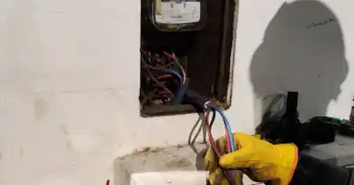 Más de 100 vecinos de La Plata descubiertos con la luz 'colgada': el operativo que dejó al descubierto el fraude