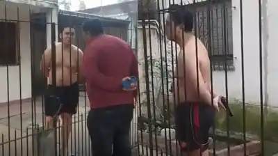 Un vecino armado frenó la poda de un árbol: el video que desató la polémica en Quilmes