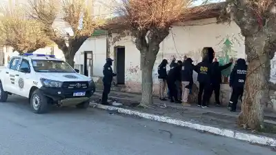 Allanaron un complejo habitacional por amenazas de muerte: secuestraron computadoras