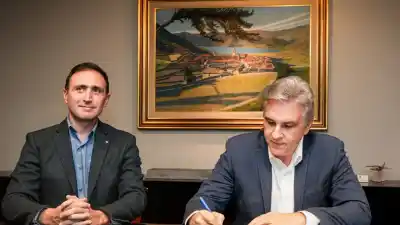 Llaryora firmó la Ley Antibúnker: qué pasará con las casas tomadas por el narco