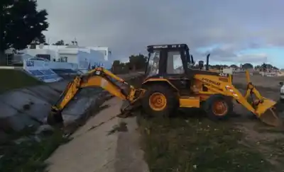 Rawson: así limpian los pluviales para evitar anegamientos en invierno