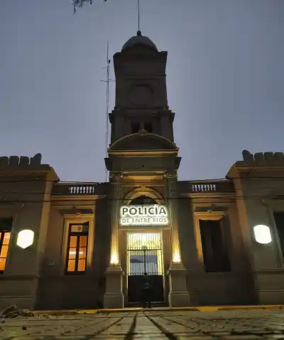 Descubren cámara oculta en baño de comisaría: lo que pasó después es peor