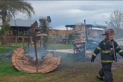 El fuego arrasó con todo: seis cabañas de madera reducidas a cenizas en Colón