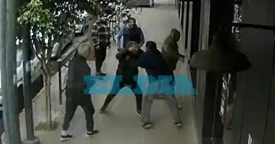 Golpes, insultos y denuncias cruzadas: la pelea entre un taxista y un dirigente que paralizó una parada en La Plata