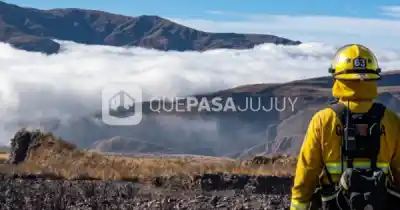 El viento Zonda no pudo con ellos: contuvieron el incendio que aterrorizó a la Quebrada