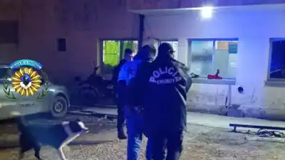 Una pelea callejera terminó con los vidrios de un auto destrozados y un detenido