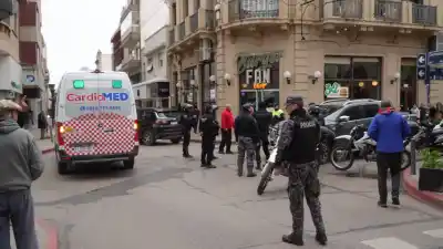 Susto en el microcentro: una camioneta embistió a un vendedor ambulante y el móvil policial no tardó en llegar