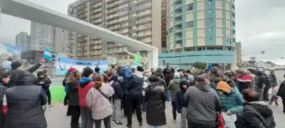 Multitudinario banderazo en Mar del Plata para convencer al Dibu Martínez de no dejar la Selección