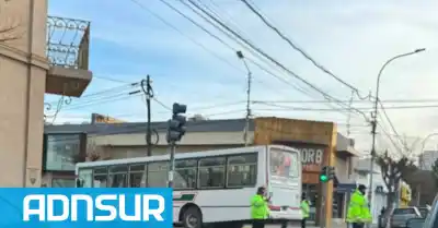 Choque en pleno microcentro: un colectivo impactó contra una camioneta y desató un operativo de emergencia