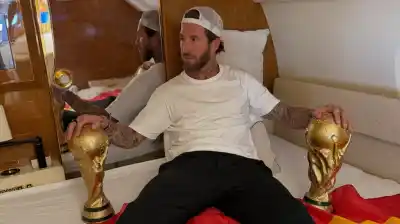 La foto que encendió la furia: Sergio Ramos imitó a Messi con la Copa del Mundo y estallaron las redes
