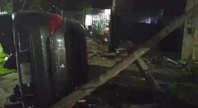 Perdió el control, volcó y destrozó postes y una conexión de gas en Temperley