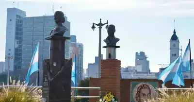 A 74 años de su nacimiento: Kicillof y Alak encabezan un emotivo homenaje a Eva Perón en Plaza Moreno