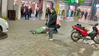 Choque en pleno centro: motociclista terminó en el hospital tras impactar contra un taxi