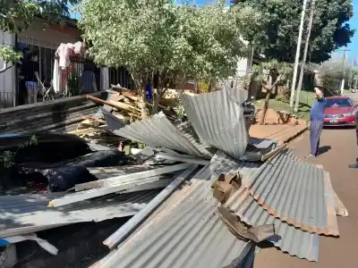 El drama de 27 familias en San Vicente: voladuras de techos, incendio y caos por los vientos