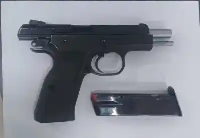 Lo amenazó con una pistola y la policía lo encontró en plena calle