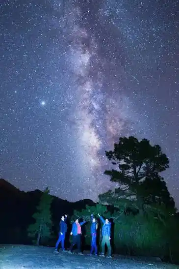 ¿Mirar la luna desde la plaza? Villa de las Rosas invita a una noche de astroturismo