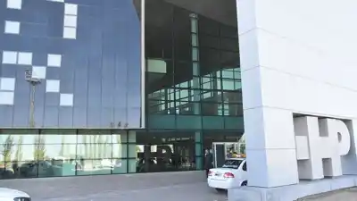 Impacto en Villa María: joven motociclista terminó hospitalizado tras chocar contra un auto