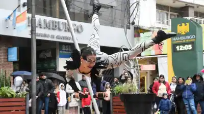 Más de mil actores tomarán las calles: así será la gran fiesta teatral por el aniversario de Santiago