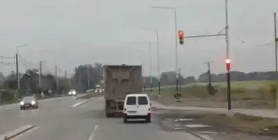 Un camionero grabó el peligroso paso de un carro cañero sin luces en la ruta 301