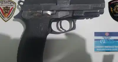 En plena madrugada: tres menores cayeron con un arma que tenía un detalle escalofriante