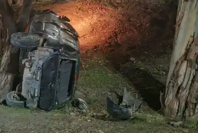 Volcó en la Ruta 3 de Comodoro: la conductora terminó en el suelo y su estado preocupa