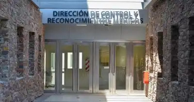 Presentó certificados médicos falsos por WhatsApp y el Ministerio de Educación lo echó de dos escuelas