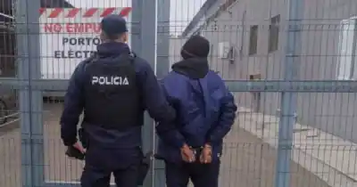 Se lo llevaban en pleno día: lo que hizo el policía que lo vio