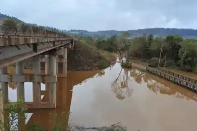 Vuelven a cruzar el puente del Pindaytí, pero con duras restricciones: ¿quién puede pasar?