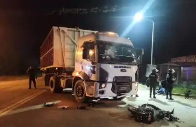 Accidente en Famaillá: Un motociclista herido al impactar contra un camión cañero
