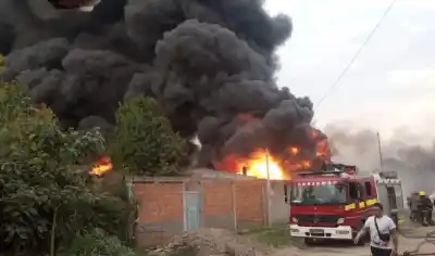 Caos y fuego en Tucumán: Un violento incendio en un galpón dejó un herido y generó un intento de saqueo