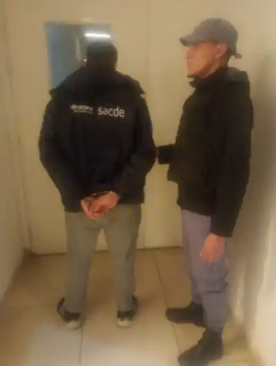 Lo detuvieron en plena madrugada y lo que descubrieron al revisar sus datos dejó helados a los policías