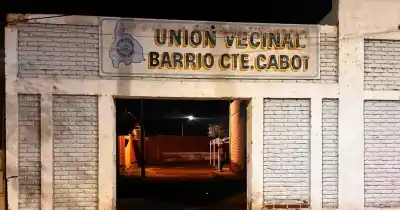 Robó sillas de una vecinal y lo atraparon cuando huía: el insólito botín