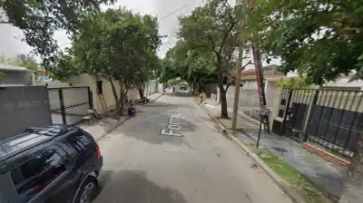 Gritos en la noche y un desenlace fatal: hallan asesinada a una mujer y su pareja se arroja al tren en Merlo