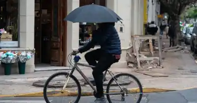 Rosario bajo la garúa: el jueves que arrancó helado y no promete sol