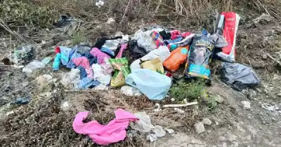 Encontró una bolsa con ropa tirada en la calle y lo que vio la dejó sin palabras