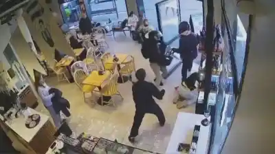 En 20 segundos y a plena luz del día: el insólito robo en una cafetería de Avellaneda que dejó a todos helados