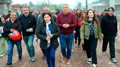 El respaldo que no esperaba: Nediani caminó por dos barrios y prometió escrituras