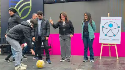 ¿Cómo es jugar al fútbol sin ver? La experiencia que dejó helados a los visitantes de la Bienal