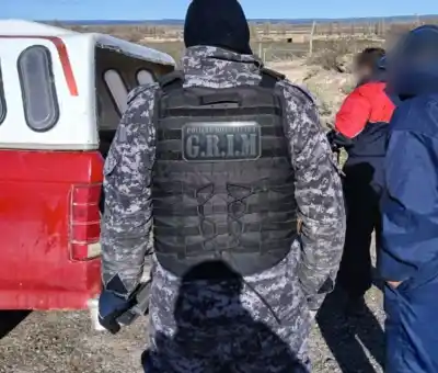 Escaparon al ver a la Policía en Chubut: el misterioso hallazgo que encontraron en la caja de la camioneta