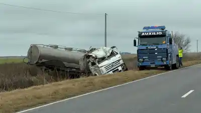 Un camión volcó en la ruta 4 y el impacto destrozó la cabina: las imágenes que preocupan