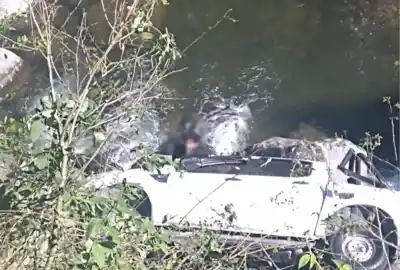 Rescate en la Ruta 307: Camioneta cayó 80 metros al vacío y terminó en el río Los Sosa