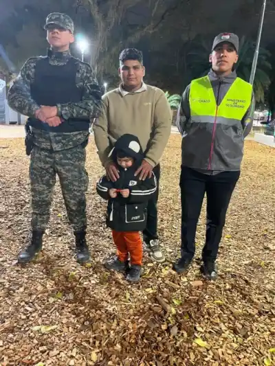 En plena Bienal de Esculturas, un policía encontró a un niño perdido y logró reencontrarlo con su padre